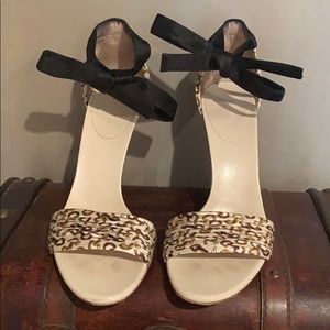 Gucci Stilettos Cream Links w/Black Tie